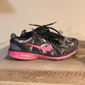 Nike Dual fusion women’s size 5 sneaker